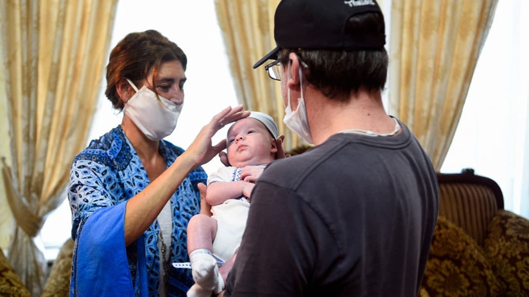 Андреа Діез та Фернандо Монтеро з сином Начо у Києві, 10 червня 2020 року. Ігнасіо народився в української сурогатної матері ще 29 квітня, але через карантин аргентинська пара тільки у червні змогла приїхати в Україну і нарешті забрати дитину