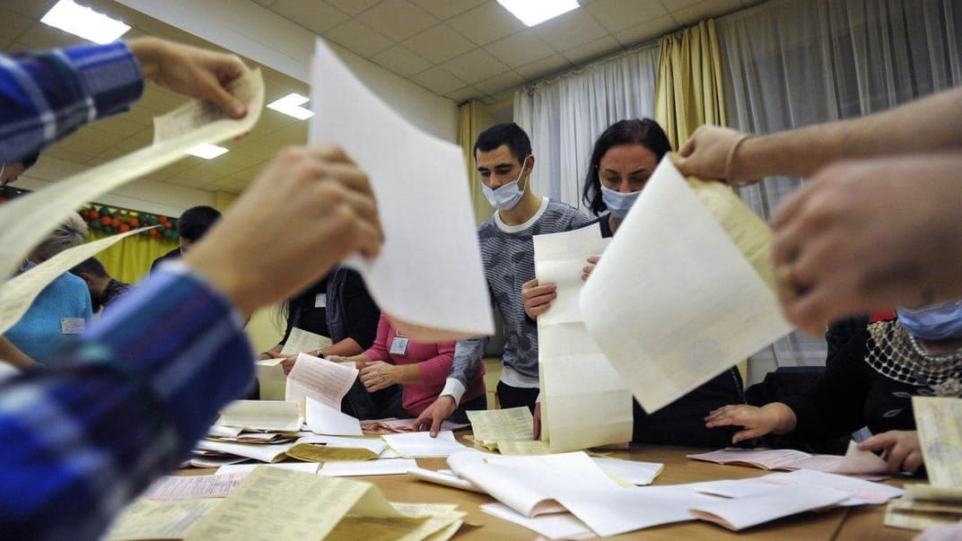 Члени виборчої комісії проводять підрахунок голосів на одній з виборчих дільниць під час чергових місцевих виборів