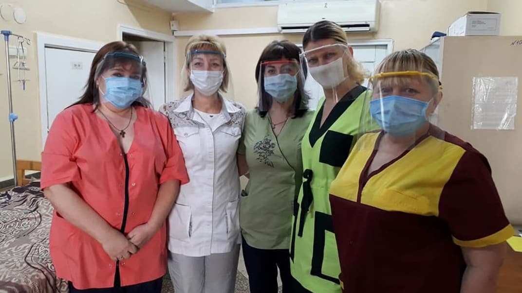 Харківські волонтери роздали лікарням першої лінії Харкова захисні щитки для обличчя, які самі виготовили в рамках благодійного проєкту