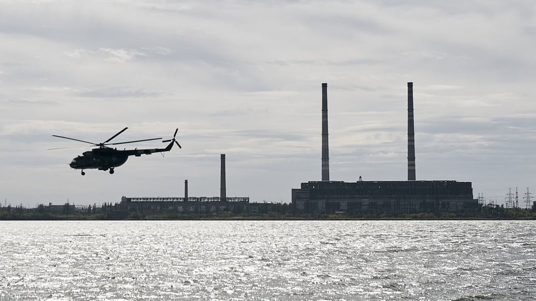 Український вертоліт пролітає над знищеною обстрілами Курахівською ТЕС