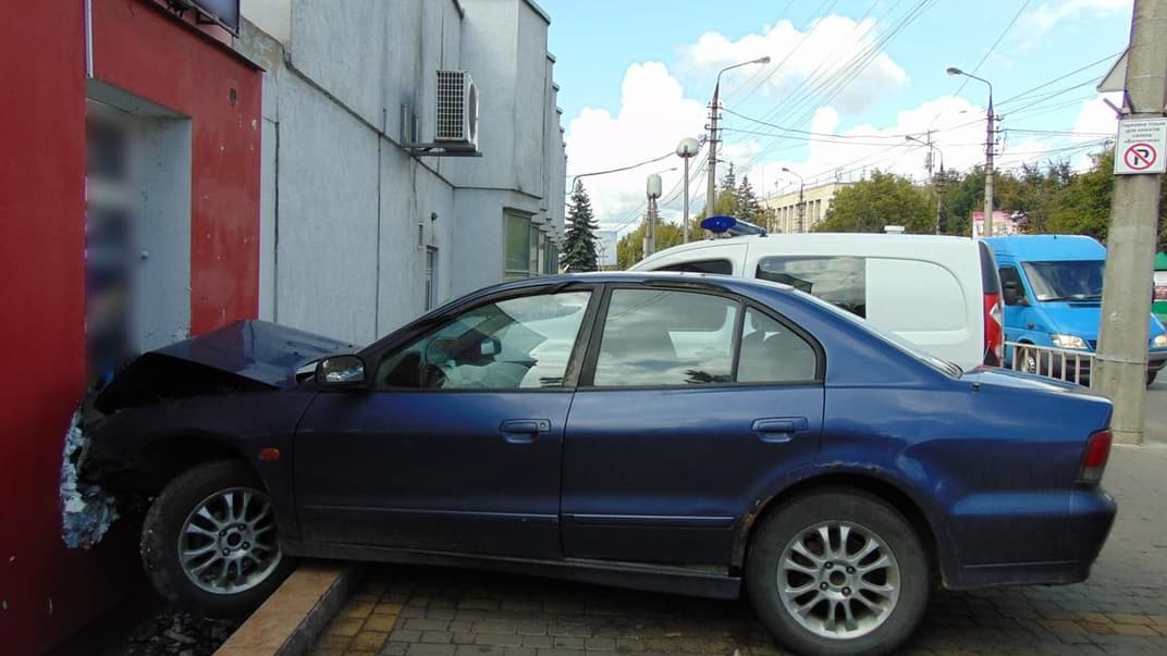 В Черновцах пьяный водитель врезался в дом и устроил стрельбу