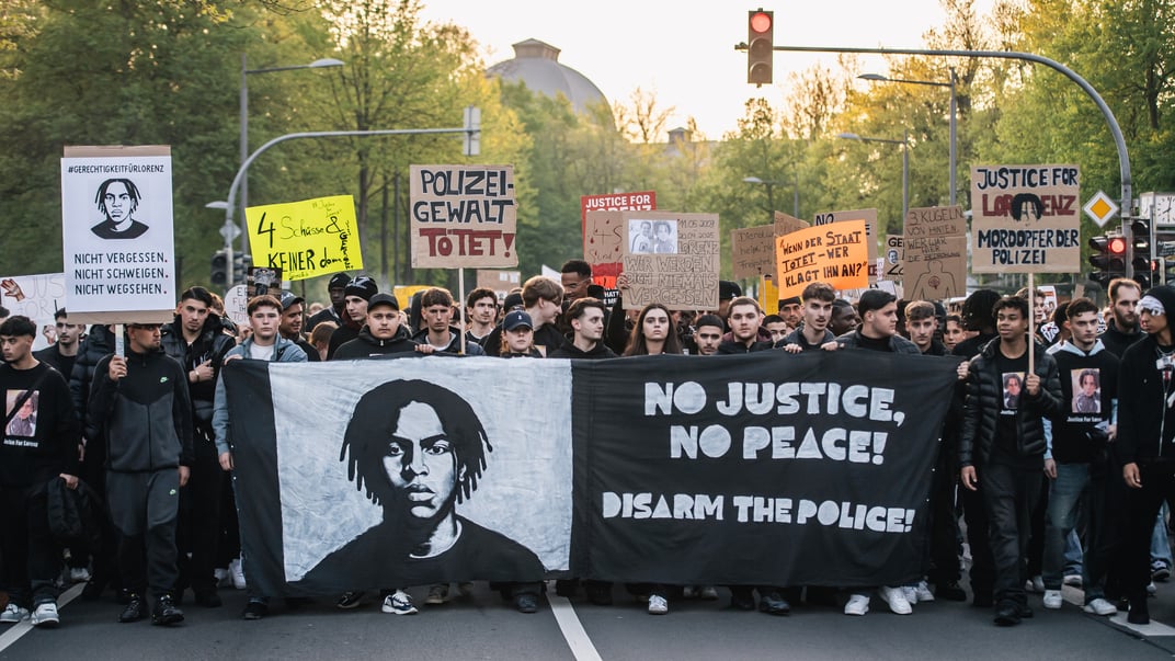 Акція протесту в Німеччині через вбивство поліцією 21-річного темношкірого чоловіка, Ольденбург, Німеччина, 25 квітня 2025 року Акція протесту в Німеччині через вбивство поліцією 21-річного темношкірого чоловіка, Ольденбург, Німеччина, 25 квітня 2025 року