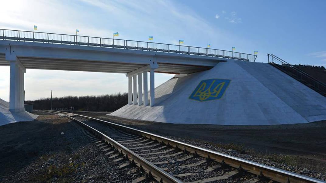 Відновлений міст у Попаснянському районі Луганської області 