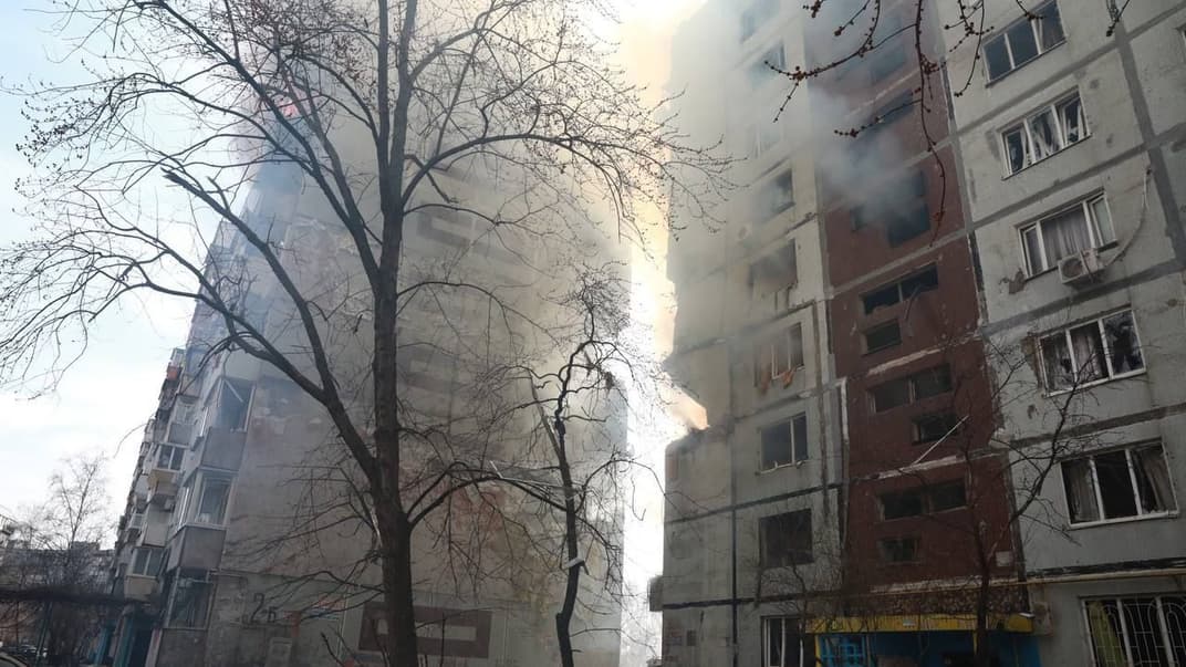 Последствия попадания российской ракеты в жилую многоэтажку в Запорожье, 22 марта 2023 года