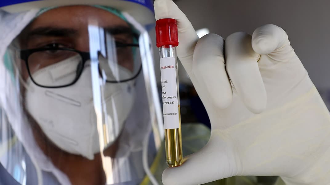 Палестинский медик собирает образцы для тестирования на COVID-19 в отделении инфекционной больницы в городе Дария на Западном берегу, вблизи Хеброна, 29 июля 2020 года