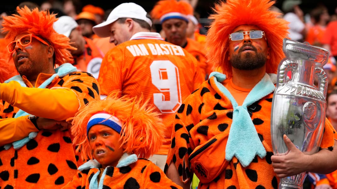 Нідерландські фанати вболівають за свою команду перед матчем між збірними Польщі та Нідерландів на футбольному турнірі Євро-2024 у Гамбурзі, Німеччина, 16 червня 2024 року