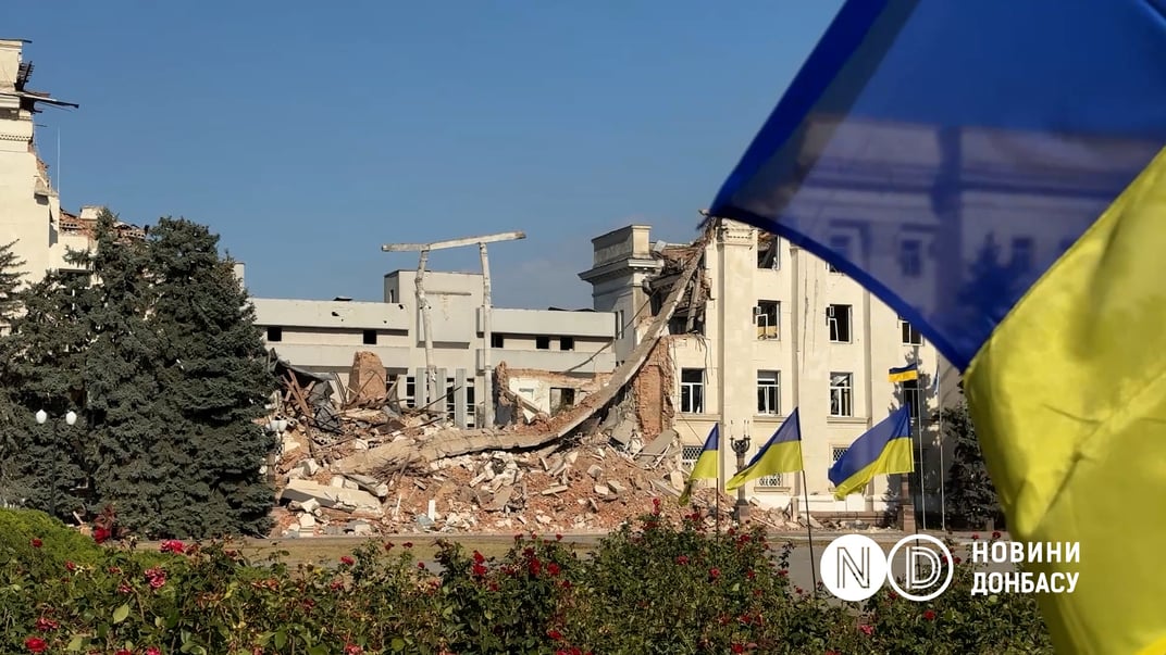 Площадь Свободы, разрушенное здание ОВА после авиаударов