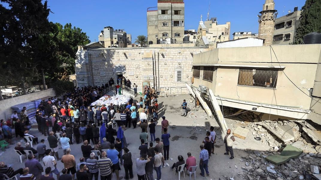 Жителі Гази прийшли на відспівування своїх родичів, які загинули внаслідок влучання ракети в церкву, 20 жовтня 2023 рік