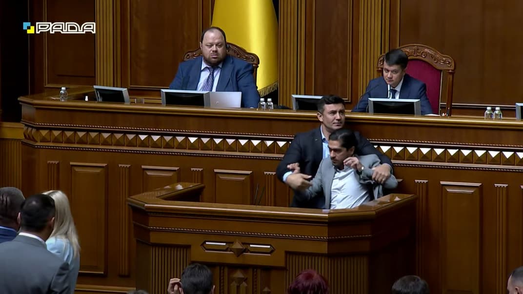 Штовханина між позафракційним депутатом Гео Леросом та заступником голови фракції «Слуга Народу» Миколою Тищенком, сесійна зала Верховної Ради, 9 вересня 2021 року