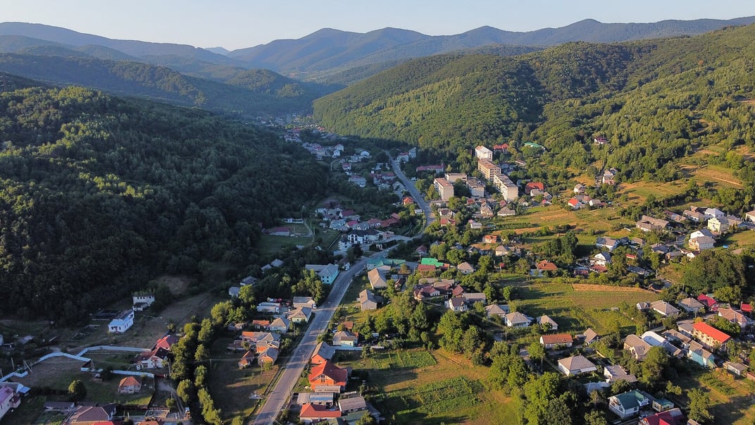 Ілюстративне фото. Краєвид на село Поляна, де має з’явитися новий апарт-готель