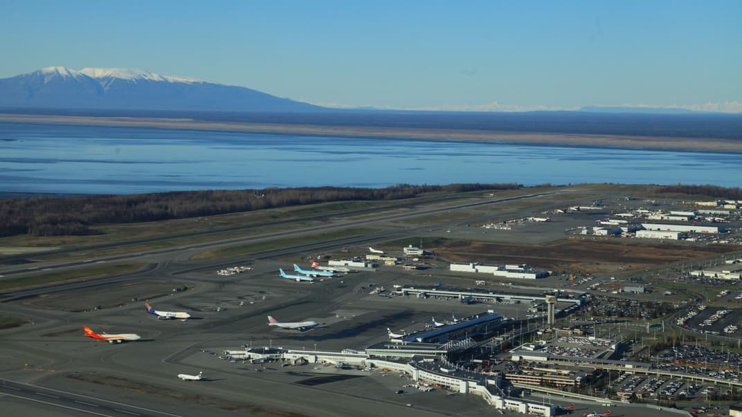 Міжнародний аеропорт міста Анкоридж, що в Алясці. 25 квітня він став найбільш завантаженим у світі, а нині є одним із найбільш завантажених