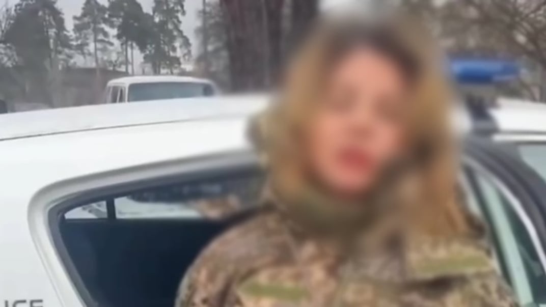 Жінка у військовій формі, яку поліціянти затримали за блокування розподільчого центру Дарницького району