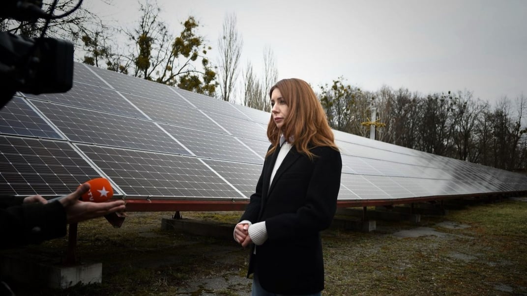 Міністерка захисту довкілля та природних ресурсів Світлана Гринчук біля сонячних панелей у Чорнобилі