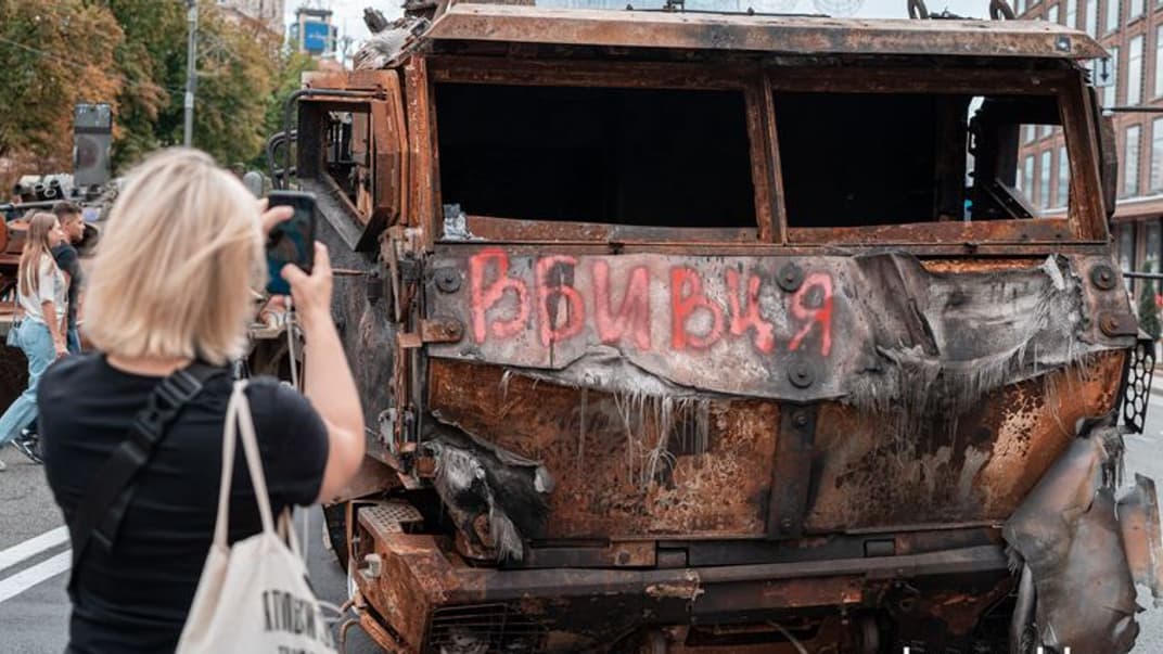 Жінка фотографує знищену російську військову техніку в центрі Києва, 20 серпня 2022 року