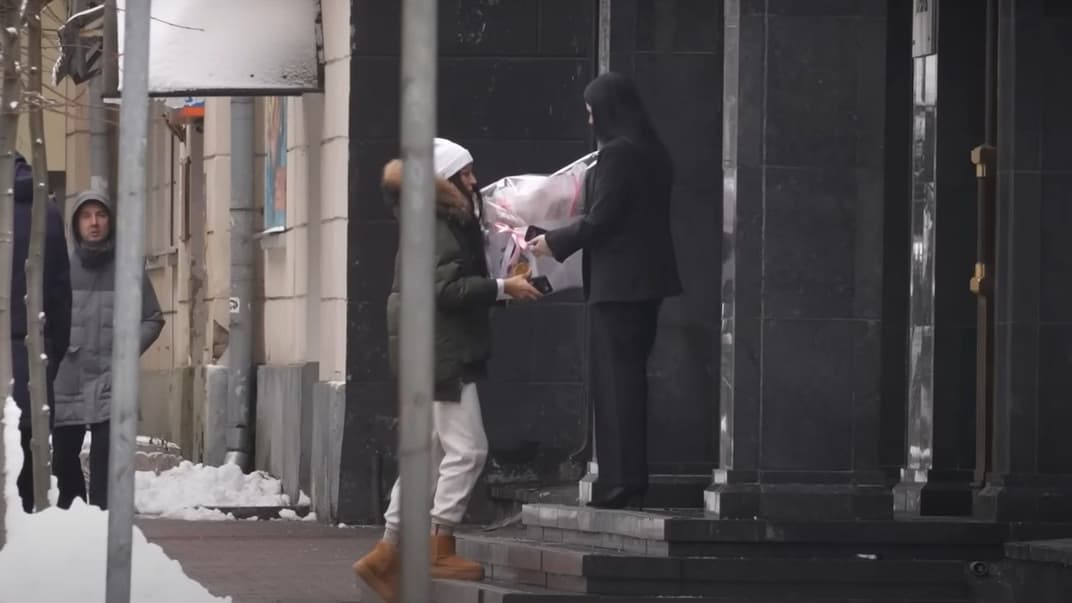 На день працівників прокуратури в будівлю відомства заходили люди з подарунками