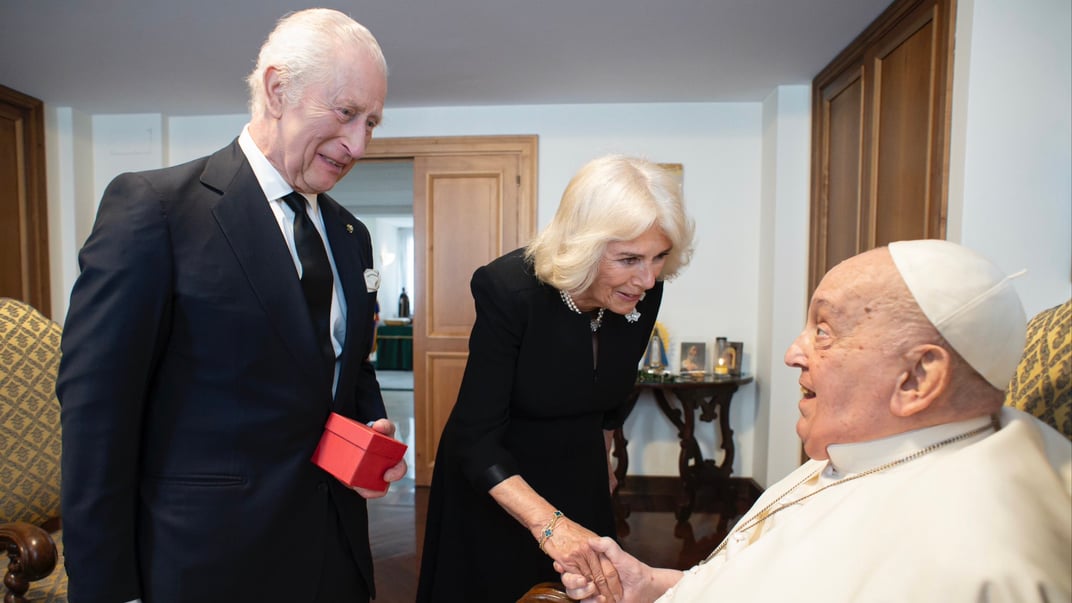 Король Сполученого Королівства Чарльз III разом зі своєю дружиною королевою Камілою зустрілися з Папою Римським Франциском у Ватикані