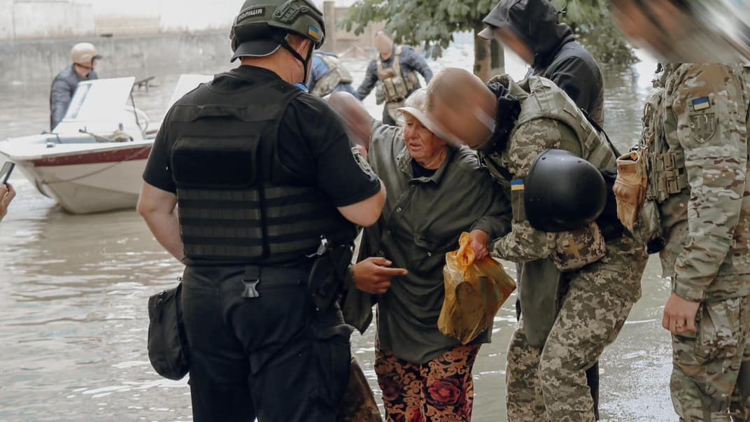 Поліцейські допомагають постраждалим від обстрілу на Херсонщині, 11 червня 2023 року