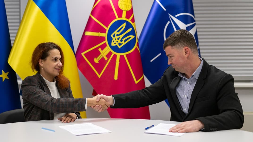 Заместитель министра обороны Украины Наталья Калмыкова и Генеральный директор robota.ua Валерий Решетняк подписали Меморандум о сотрудничестве в рамках реализации проекта рекрутинга Министерства обороны