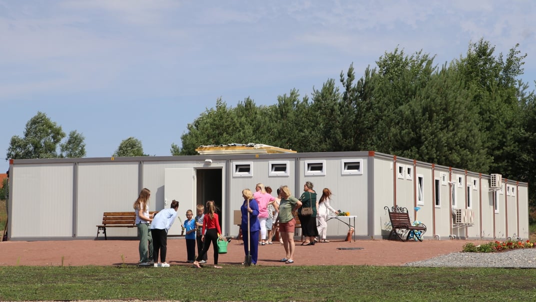 Иллюстративная фотография. Переселенцы в модульном городке Львовской области, июль 2022 года