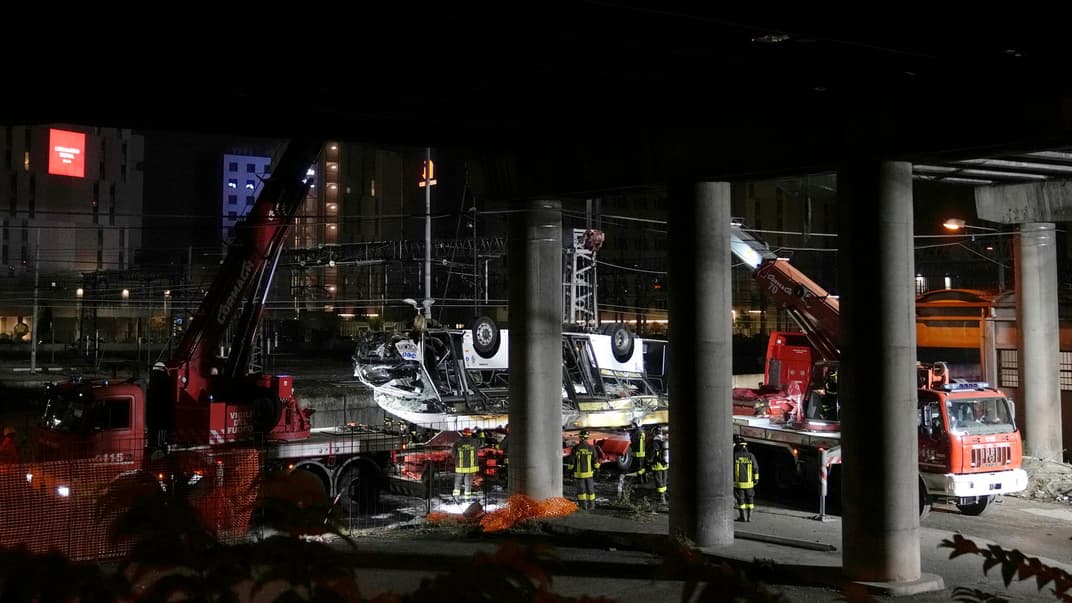 Итальянские пожарные работают на месте аварии пассажирского автобуса в Местре, близ города Венеция, Италия, 4 октября 2023 года