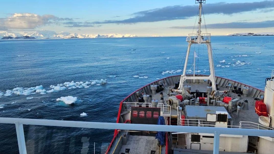 Криголам «Ноосфера» на шляху до  до станції «Академік Вернадський»