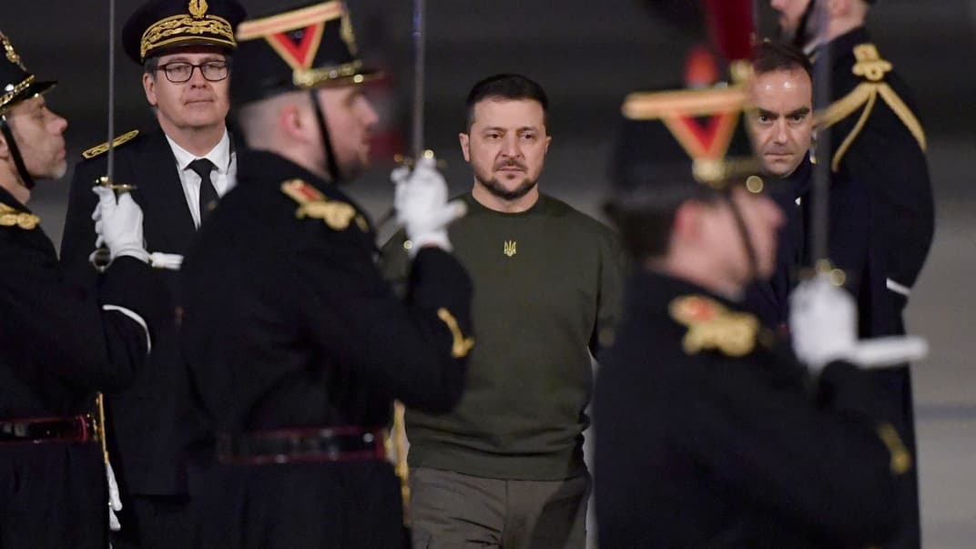 Президент України Володимир Зеленський та міністр оборони Франції Себастьєн Лекорню в аеропорту, 8 лютого 2023 року