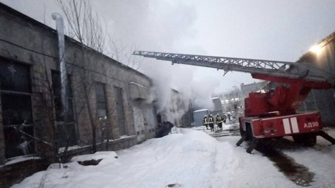 Загоряння сталось в деревообробному цеху на території «Радіозаводу» — на площі 200 квадратних метрів