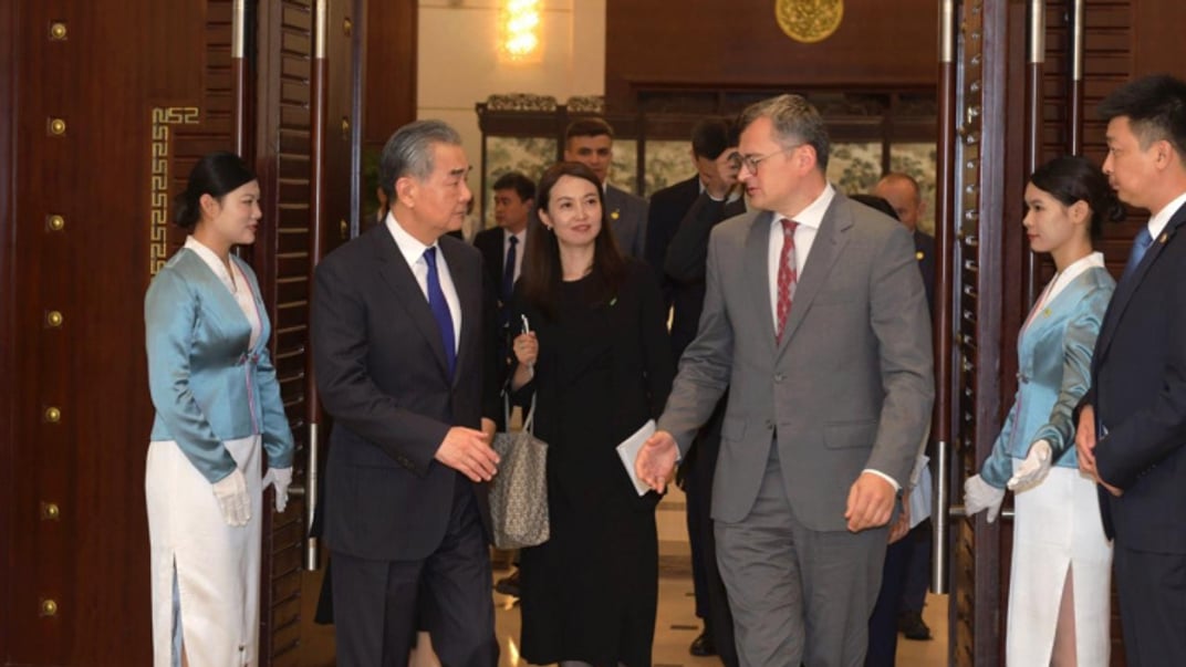 Министр иностранных дел Украины Дмитрий Кулеба и его китайский коллега Ван И