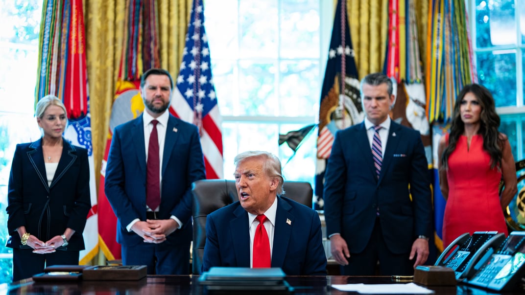 Зліва направо: генпрокурорка США Пем Бонді, віцепрезидент США Джей Ді Венс, президент Дональд Трамп, міністр оборони США Піт Гегсет, та Крісті Ноем — секретар Міністерства внутрішньої безпеки США, Вашингтон, 25 серпня 2025 рок