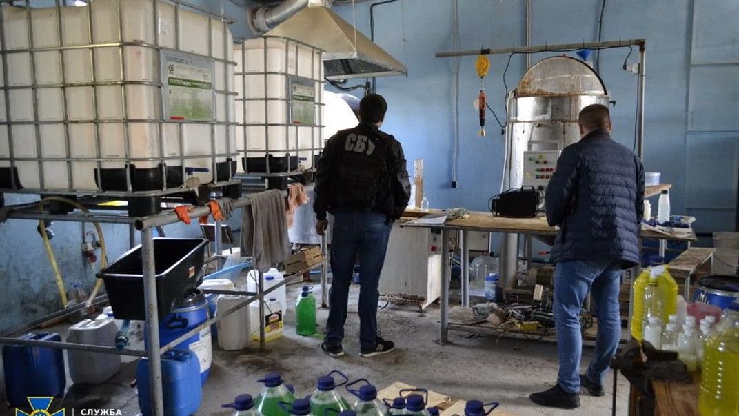 В Сумах разоблачили подпольное производство опасного антисептика, который продавали медучреждениям