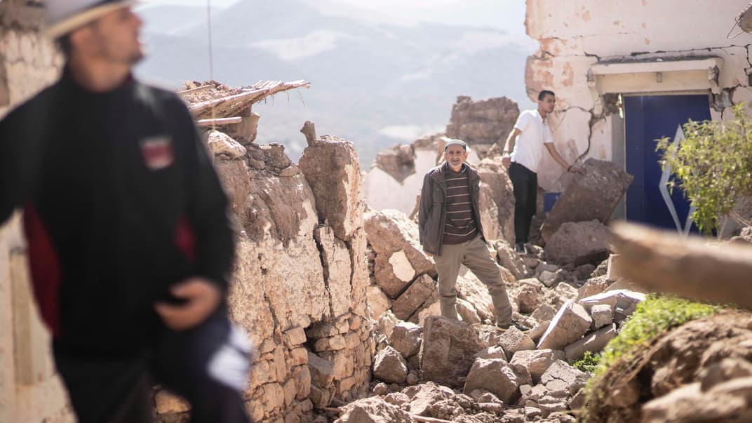 Люди оглядають свої пошкоджені будинки після землетрусу в селі Мулай-Брахім поблизу Марракеша, 9 вересня 2023 року