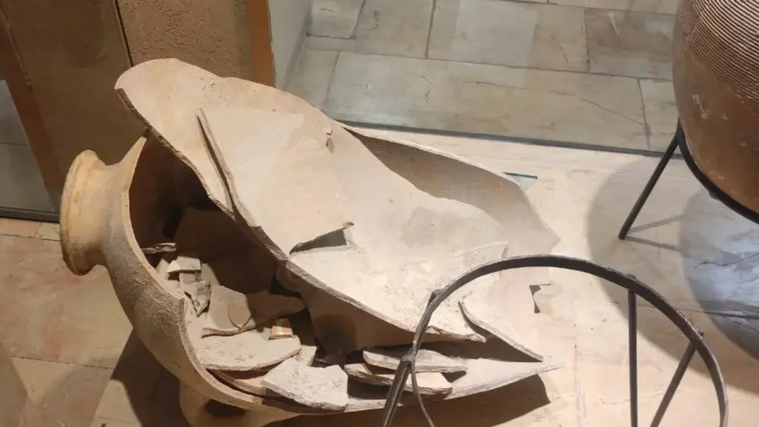 Старинный кувшин, который 4-летний мальчик разбил в музее