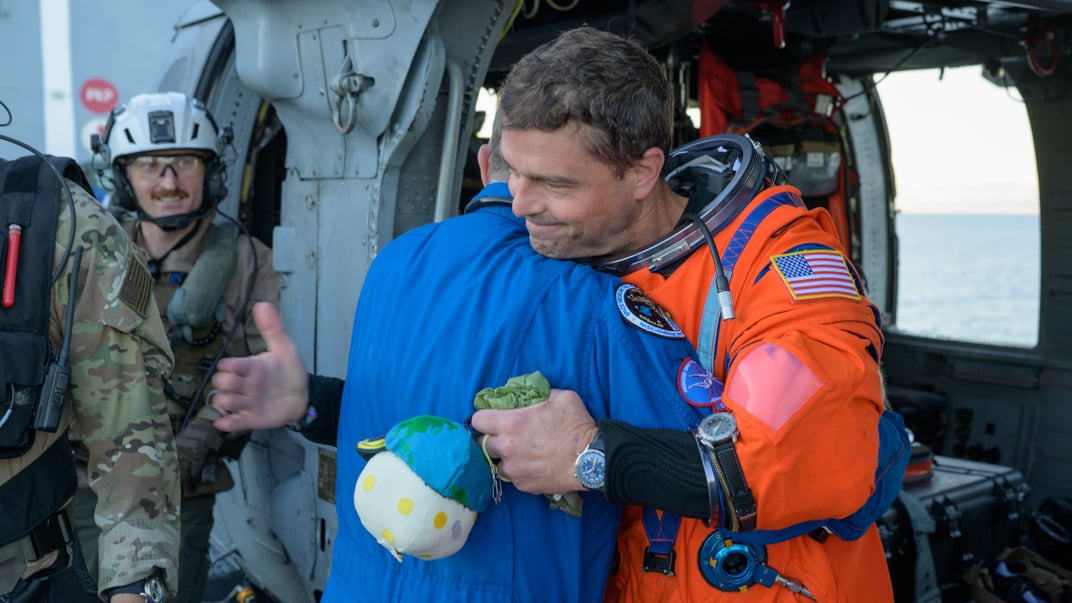 Астронавт NASA Рід Вайзман, командир корабля «Артеміда II», обіймає бортового хірурга NASA Річарда Шейрінга після приводнення 10 квітня 2026 року