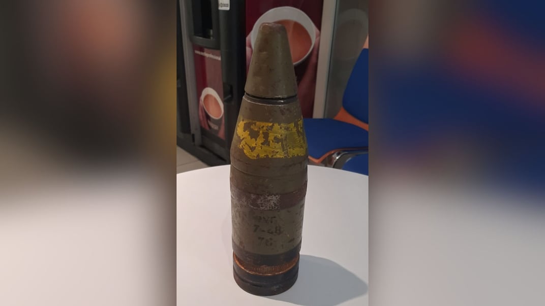 Протитанкова ракета, яку жінка принесла до відділку поліції в Чехії Протитанкова ракета, яку жінка принесла до відділку поліції в Чехії