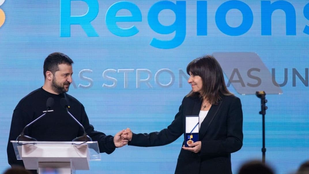 Президент Володимир Зеленський вручає меру Парижа Анн Ідальго відзнаку «Місто-рятівник»