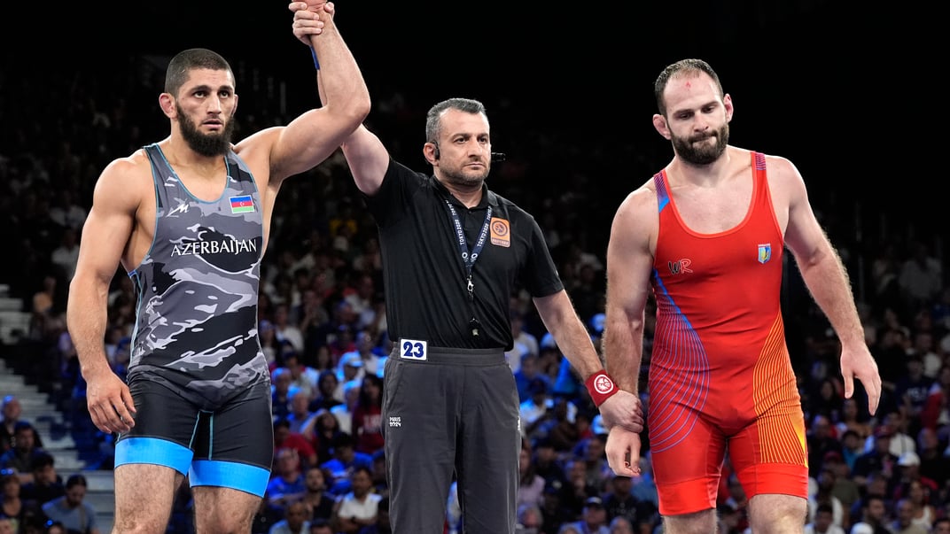 Магомедхан Магомедов з Азербайджану після перемоги над українцем Муразі Мчедлідзе (праворуч) в поєдинку з вільної боротьби на Олімпійських іграх
