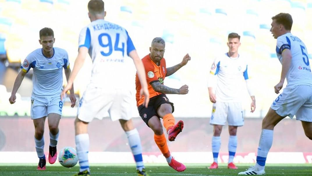 Півзахисник «Шахтаря» Марлос (по центру) пробиває по воротах «Динамо», Київ, 31 травня 2020 року