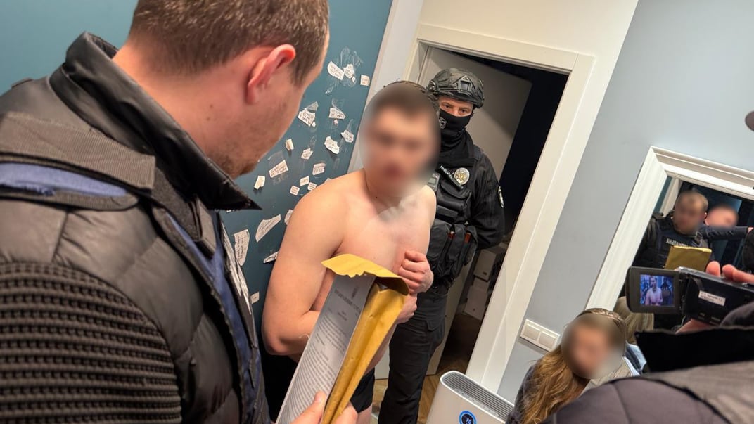 Правоохоронці затримують підозрюваних