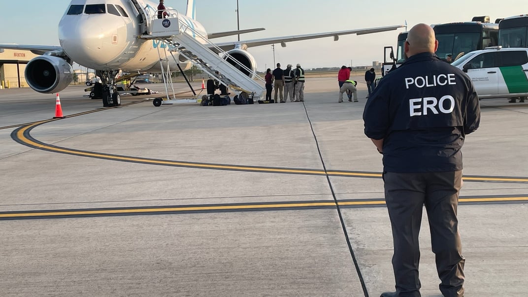 Ілюстративне фото. Міграційна та митна служба США організовує депортаційні рейси