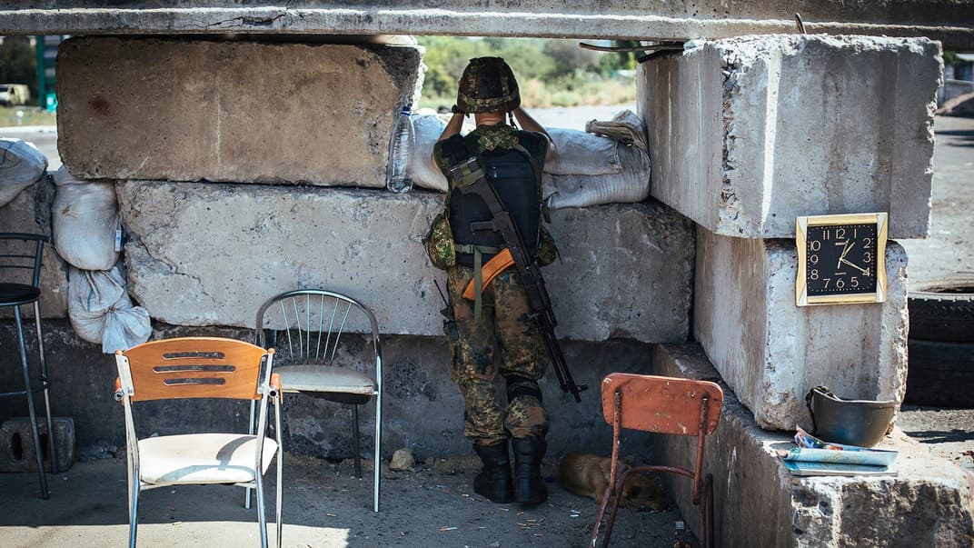 Украинский солдат возле пропускного пункта в Дебальцево, Донецкая область, Украина, 16 августа 2014 года