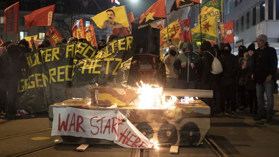 Протестующие шагают по улицам Цюриха во время демонстрации против Всемирного экономического форума в Давосе, Швейцария, 22 января 2020 год