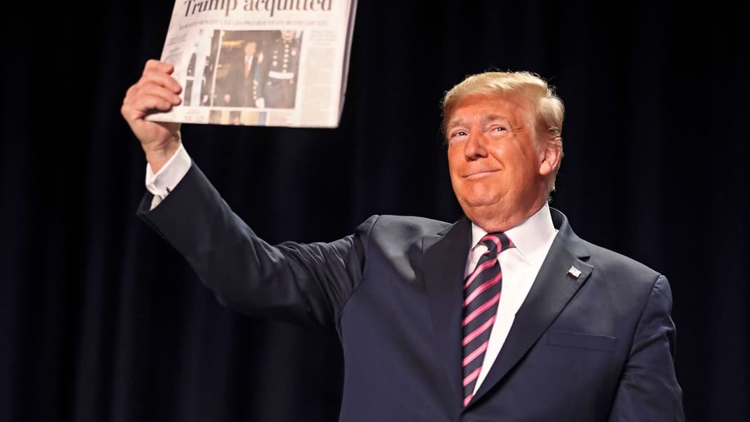 Сенат США отклонил обе статьи импичмента президента Дональда Трампа — злоупотребление властью и препятствование работе Конгресса, который расследовал его действия. На фото — Трамп держит газету The Washington Post с заголовком «Трамп оправдан» на ежегодном молитвенном завтраке в Вашингтоне, округ Колумбия, 6 февраля 2020 года