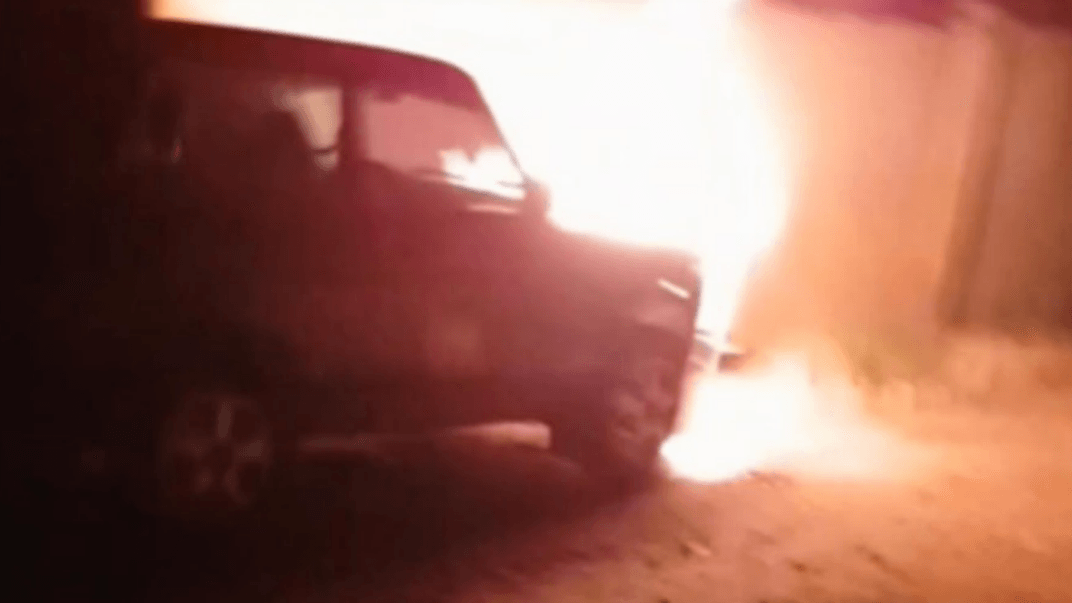 Партизани спалили автомобіль «кадирівців» у Маріуполі