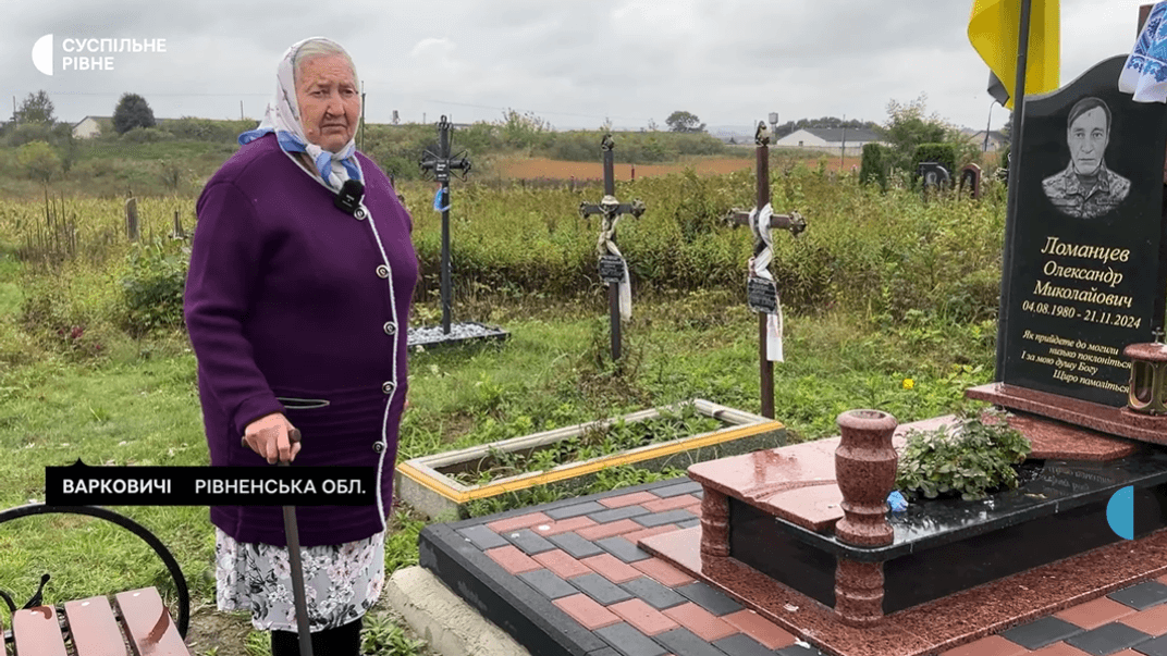 87-річна Тетяна Тарасенко відвідує могилу свого сина