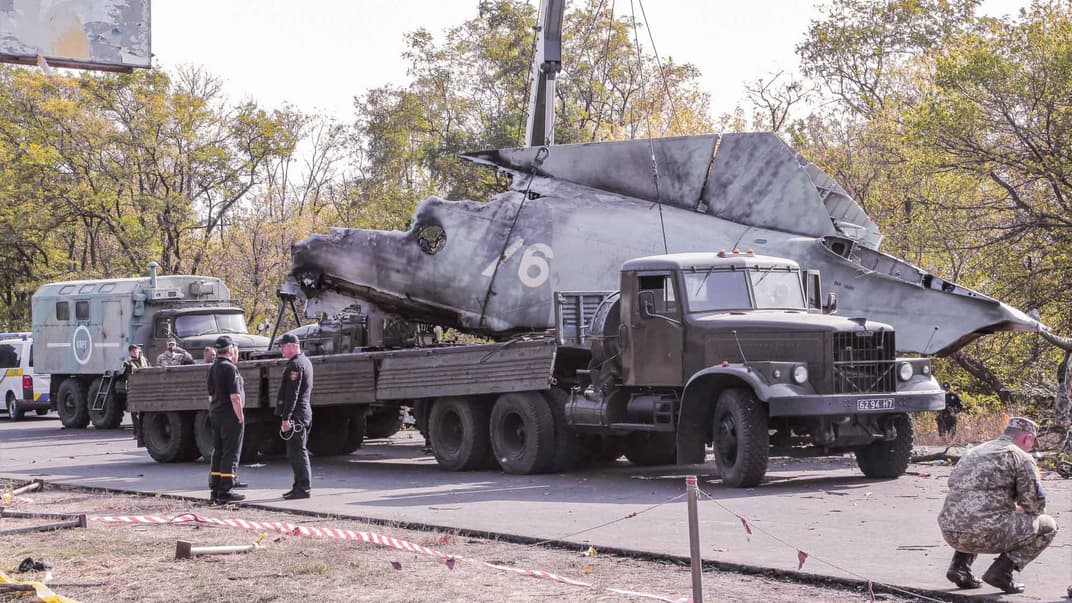 Обломки разбившегося самолета Ан-26. Их отвезут на экспертизу, 26 сентября 2020 года