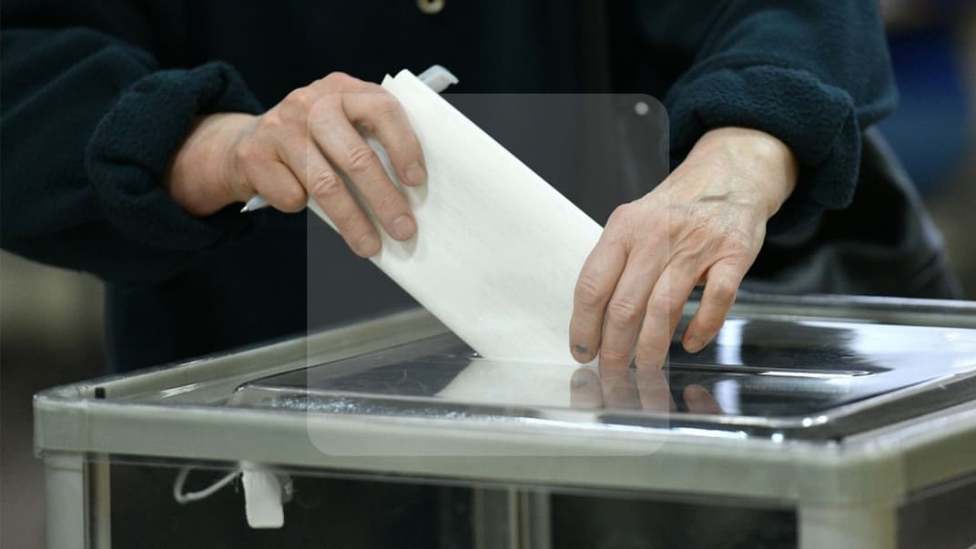 Избиратель бросает бюллетень в ящик для голосования на выборах президента Украины на одном из избирательных участков в Киеве, 31 марта 2019 года