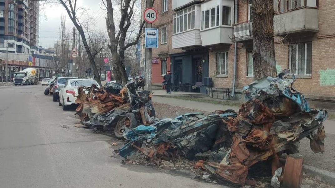 Згорілі автівки на вулиці Києва