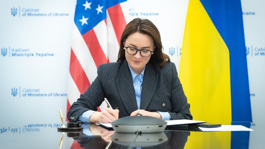 Міністерка економіки України Юлія Свириденко підписує меморандум зі США, що засвідчує намір укласти угоду про надра