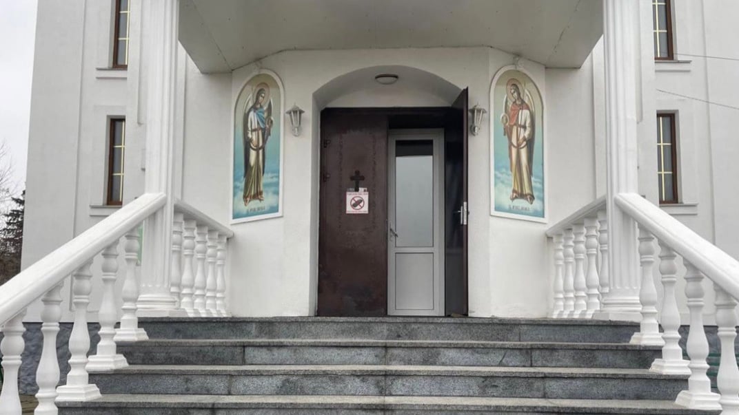 Вхід у собор, де стався напад