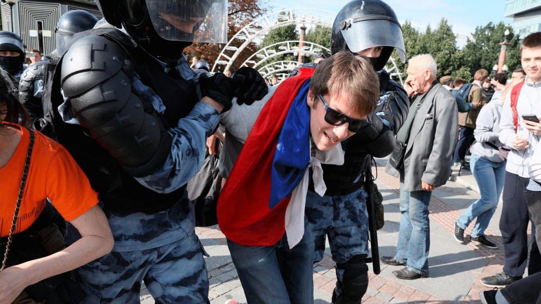 Правоохранители задерживают участника несанкционированной акции в Москве, 3 августа 2019 года